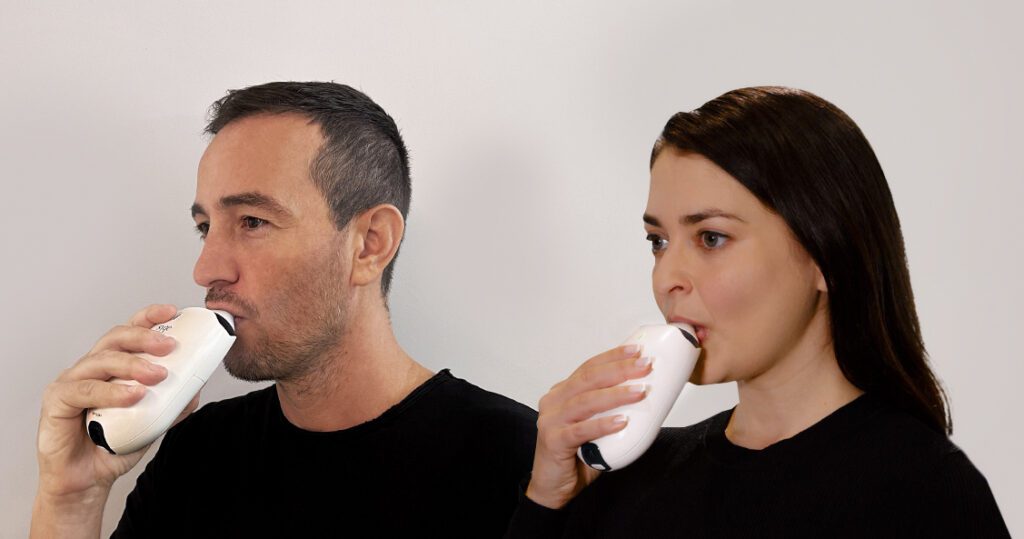 גבר ואישה משתמשים במשאף סאיקי-אייר לטיפול בקנאביס רפואי