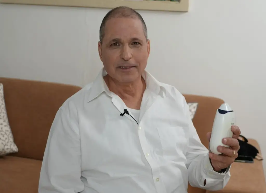 מטופל במשאף SyqeAir לקנאביס רפואי מחזיק ביד משאף לקנאביס רפואי